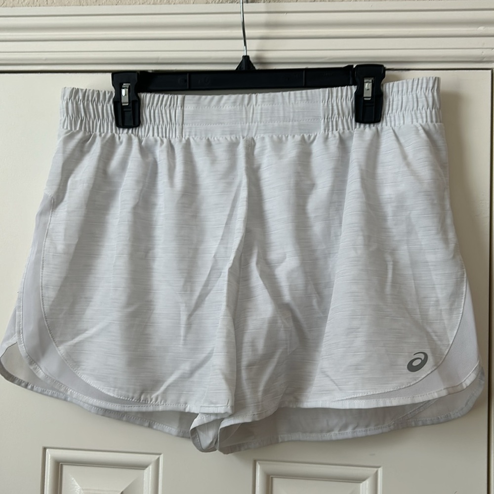 NWT ASICS Women’s Flutter Hem Running Shorts White Lined Size Large 2.5” inseam